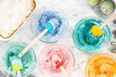 İtalyan tereyağlı kremayla gıda boyasını karıştırmak.