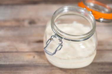 Ekşi mayalı ekmek pişirmek için cam bir mason kavanozunda başlangıç yapıyorum..