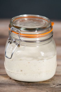 Ekşi mayalı ekmek pişirmek için cam bir mason kavanozunda başlangıç yapıyorum..