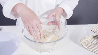 Tarçınlı rulo pişirmek için elle hamur örüyorum..