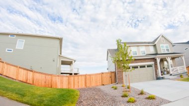 Bir yaz sabahı tipik bir banliyö mahallesi manzarası.