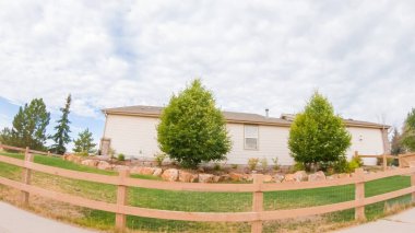 Bir yaz sabahı tipik bir banliyö mahallesi manzarası.