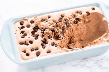 Ev yapımı çikolatalı dondurma, tavada..