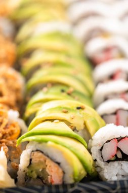 Önceden paketlenmiş suşi ve suşi çeşitleri plastik tepside..