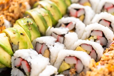 Önceden paketlenmiş suşi ve suşi çeşitleri plastik tepside..