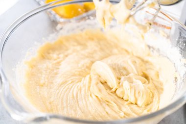 Limonlu kek için hamura malzemeleri karıştırıyorum..