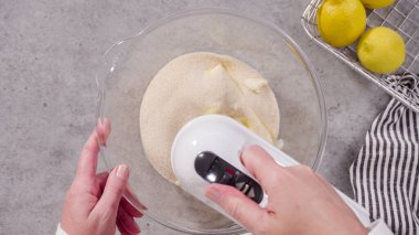 Düz yatıyordu. Limonlu kek için hamura malzemeleri karıştırıyorum..