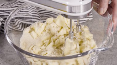 Limonlu kek için hamura malzemeleri karıştırıyorum..