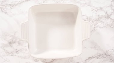 Düz yatıyordu. Adım adım. Mutfak tezgahında boş seramik fırın tabağı.