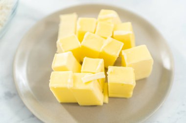 Cam karıştırma kabındaki malzemeler taze böğürtlenli mascarpone turtası yapmak için..