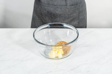 Bardaktaki malzemeleri karıştırarak mascarpone turtasıyla taze böğürtlenleri karıştırıyorum..