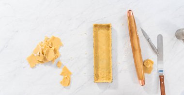 Düz yatıyordu. Taze böğürtlenli mascarpone turtası için ekmek hamuru..