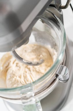 Vatansever tarçınlı hamur pişirmek için mutfak mikserinde ekmek hamuru hazırlıyorum..