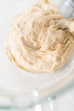 Vatansever tarçınlı hamur pişirmek için mutfak mikserinde ekmek hamuru hazırlıyorum..