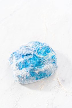 Yuvarlanan kırmızı ve mavi ekmek hamuru vatansever tarçın kıvrımları pişirmek için.