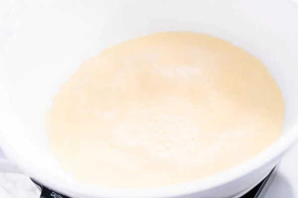 Fecha Crepes Fritura Uma Panela Ato Fritar Branca — Fotografia de Stock