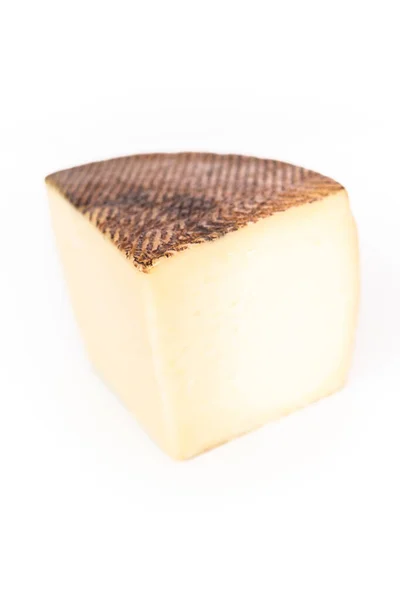 Große Scheibe Gereifter Manchego Käse Auf Weißem Hintergrund — Stockfoto