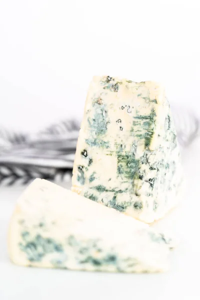 Beyaz Arka Planda Büyük Bir Dilim Mavi Peynir — Stok fotoğraf