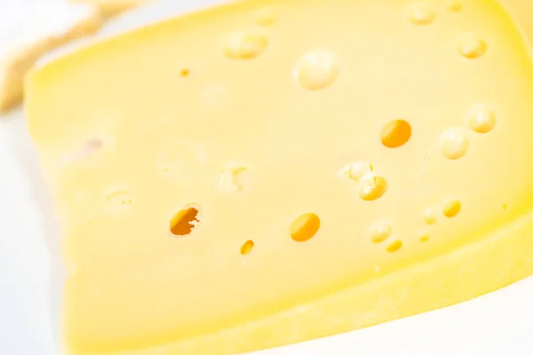 Beyaz Arka Planda Büyük Bir Dilim Yarı Yumuşak Peynir — Stok fotoğraf