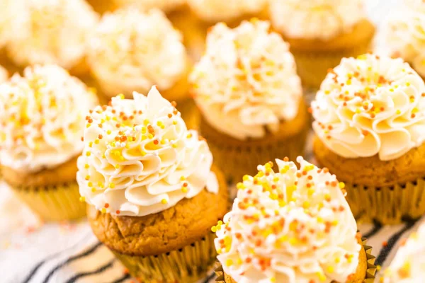 Decorating Pumpkin Spice Cupcake Italian Buttercream Sprinkles — Stock Photo, Image