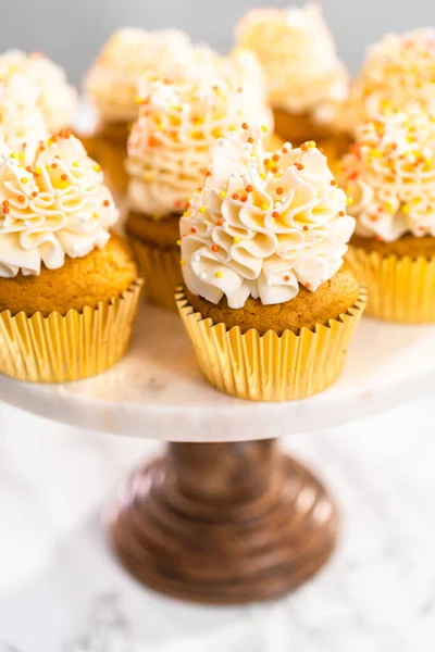 Kürbis Gewürz Cupcake Mit Italienischer Buttercreme Und Streusel Auf Einem — Stockfoto