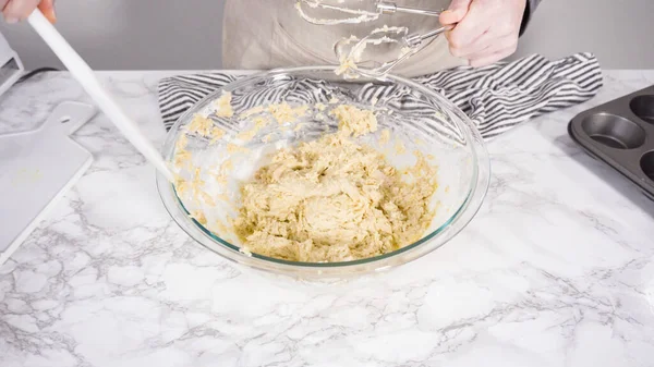 Passo Passo Misturando Ingredientes Uma Tigela Mistura Para Assar Muffins — Fotografia de Stock