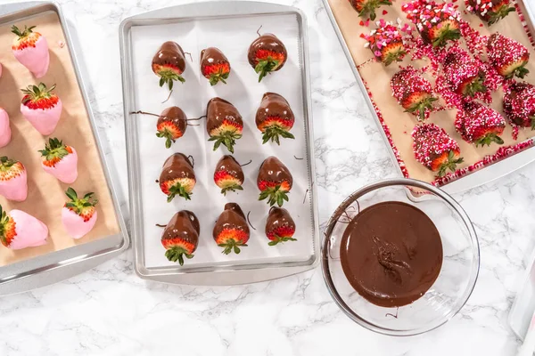 Flach Lag Zubereitung Von Mit Schokolade Überzogenen Erdbeeren Auf Einem — Stockfoto