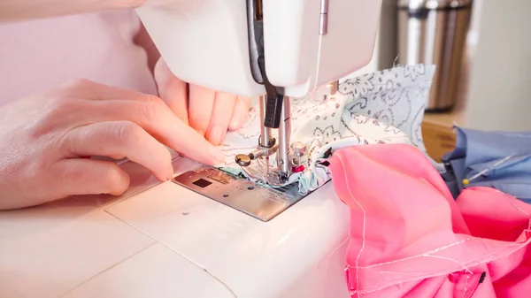 Mascarilla Algodón Coser Con Una Máquina Coser Para Brote Coronavirus —  Fotos de Stock