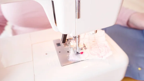 Couture Masque Coton Avec Une Machine Coudre Pour Épidémie Coronavirus — Photo