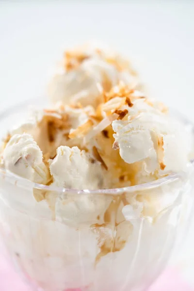 Homemade Coconut Ice Cream Garnished Roasted Coconut Flakes Glass Ice — Stock Photo, Image