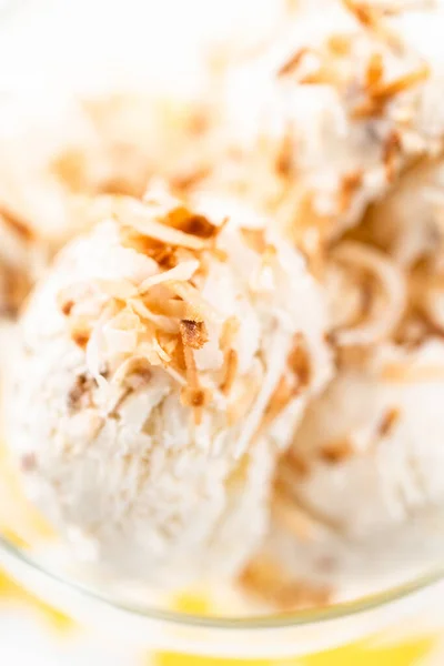 Helado Coco Casero Adornado Con Hojuelas Coco Tostadas Tazón Helado —  Fotos de Stock