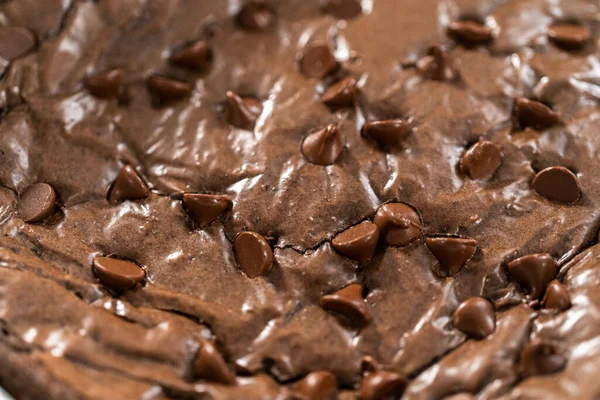 Cuocere Brownies Fatti Casa Con Gocce Cioccolato Extra Sulla Parte — Foto Stock