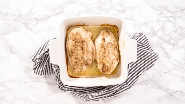 平躺在床上一步一步 在白色陶瓷烘焙盘中新鲜烘焙的鸡肉 — 图库照片
