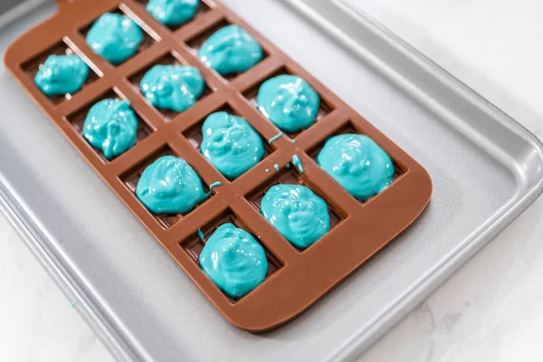 Fyllning Choklad Silikon Formar Med Smält Choklad För Att Förbereda — Stockfoto