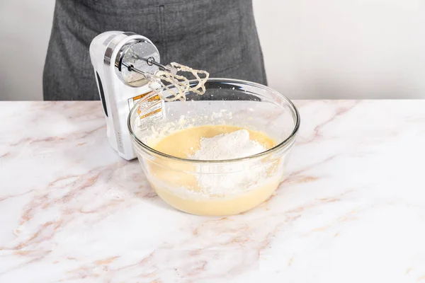 Blandning Ingredienser Stor Glasblandningsskål För Att Baka Äppelkaka Med Karamell — Stockfoto