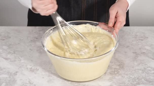 Membuat Pancake Pisang Kelapa Yang Dihias Dengan Irisan Pisang Dan — Stok Video