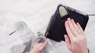 Düz yatıyordu. Krep hamuru yapmak için elektrikli blender karışımı..