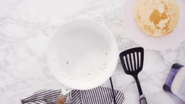 Orta sıcaklıkta küçük bir tavada krep yapmak..