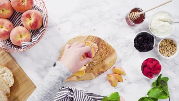 Brzoskwiniowy Ricotta Toast Ozdobiony Jeżynami Białym Talerzu — Wideo stockowe