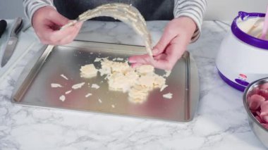 Erimiş çikolatayı kar taneleri şeklinde plastik bir çikolata kalıbına döküyorum..