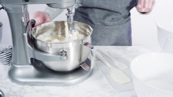 将配料倒入厨房搅拌器中烘烤芬菲蒂蛋糕 — 图库视频影像