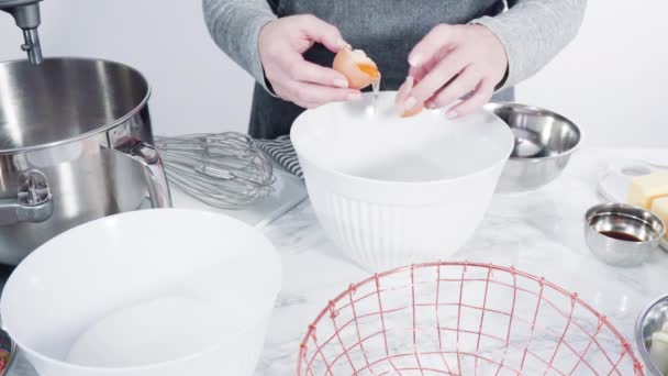 キッチンミキサーでメレンゲを作ってユニコーンメレンゲクッキーを焼く — ストック動画