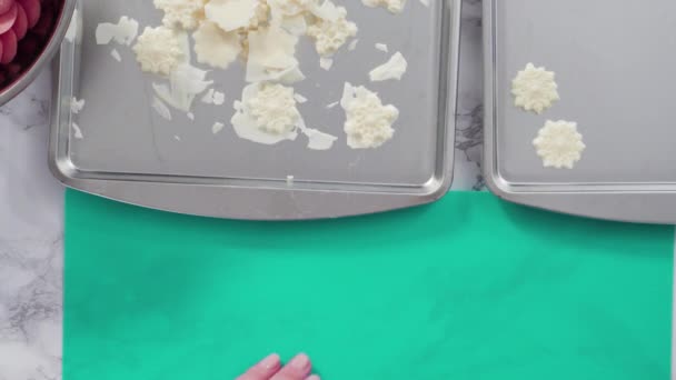 Przycinanie Nadmiaru Czekolady Małym Nożem Kuchennym Płatków Śniegu Kształcie Czekoladek — Wideo stockowe