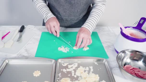 Κόβοντας Περίσσεια Σοκολάτας Ένα Μικρό Μαχαίρι Κουζίνας Από Νιφάδες Χιονιού — Αρχείο Βίντεο