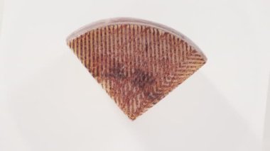 Beyaz arka planda büyük bir dilim eski Manchego peyniri..