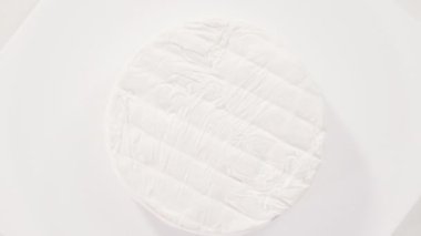 Beyaz arka planda büyük bir dilim peynir..