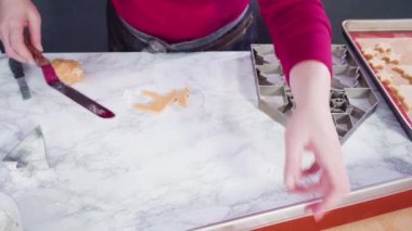 Şekerli kurabiye hamurundan Noel kurabiyeleriyle şekiller kesiyorum..