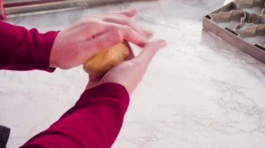 Şekerli kurabiye hamurundan Noel kurabiyeleriyle şekiller kesiyorum..