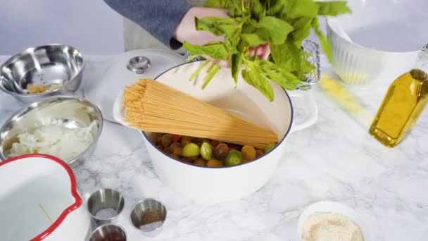 Ingredienser För Att Förbereda Vegetarisk Gryta Pasta Emaljerad Gjutjärn Holländsk — Stockvideo