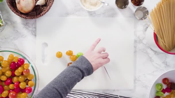 Ingredientes Para Preparar Pasta Vegetariana Una Olla Horno Holandés Esmaltado — Vídeo de stock